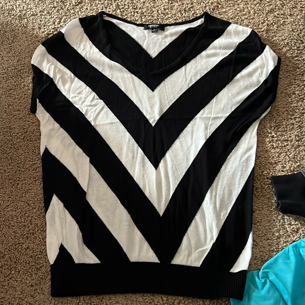 Women’s SMALL black and white Chevron striped shirt.